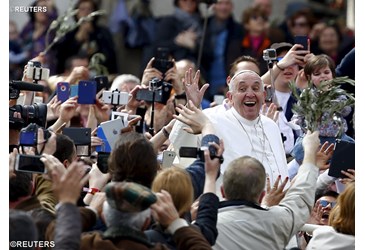 Pope marks World Youth Day in Angelus address