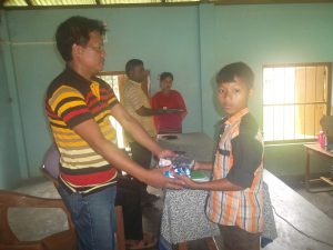 Distributing gifts among the participants