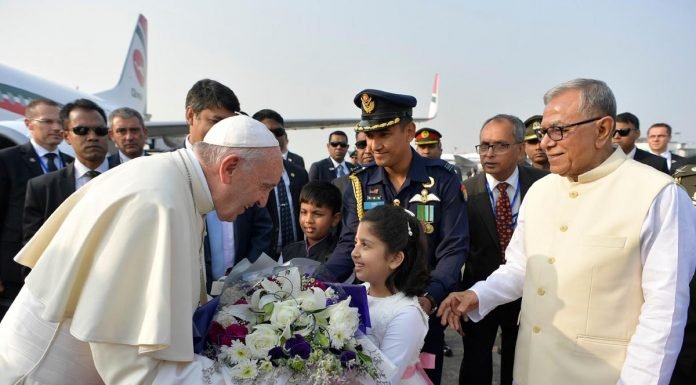 Pope Francis arrives in Bangladesh