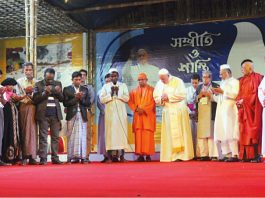 Pope Francis prays with Rohingya people in Kakrail