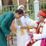 আনুগত্যের প্রতীক হিসেবে আর্চবিশপকে রুমাল প্রদান করছেনএকজন খ্রিস্টভক্ত এবং আর্চবিশপের আশীর্বাদ